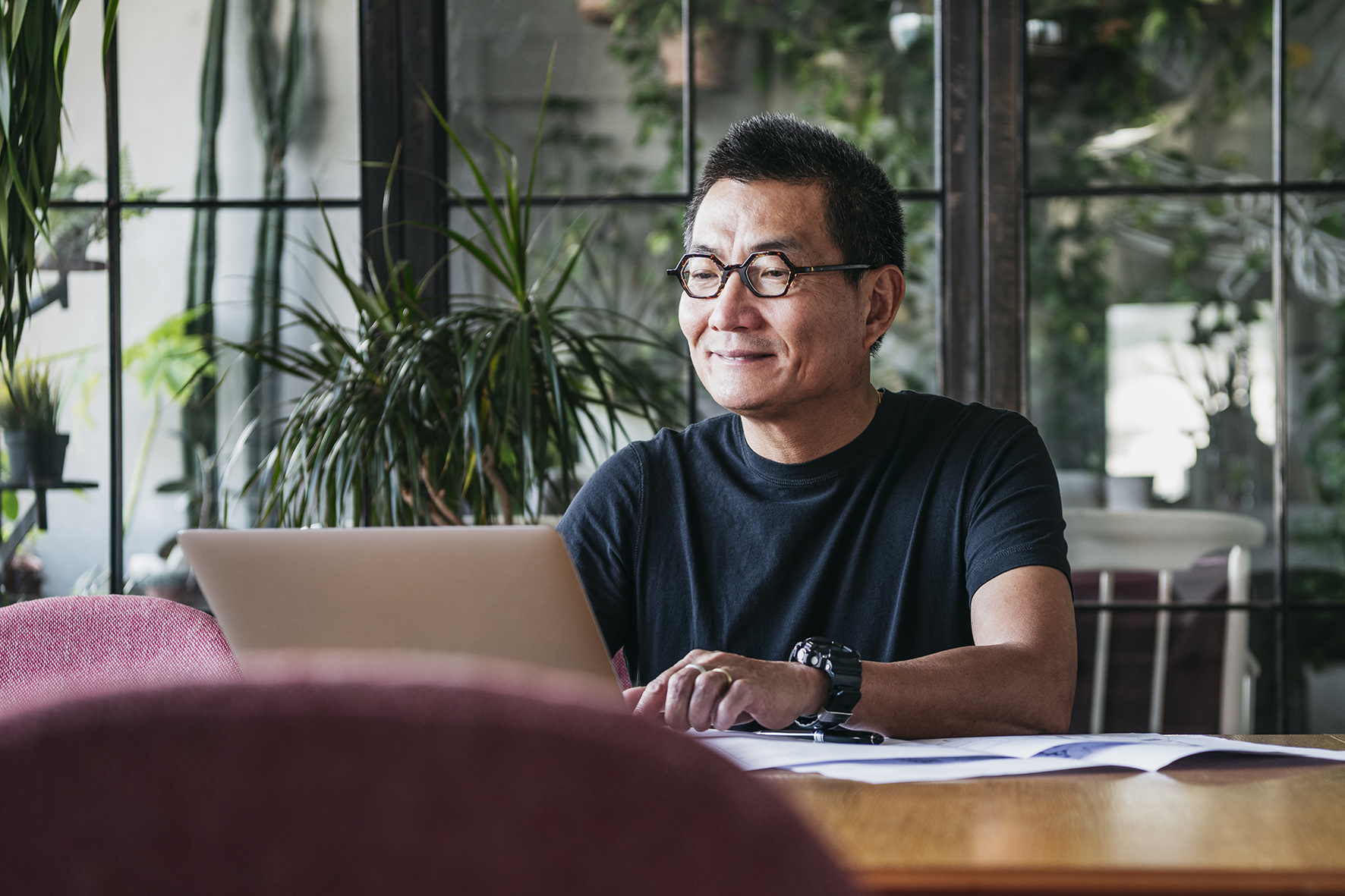 A men in front of his laptop comparing investment options thanks to clover Evaluation